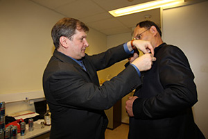 Н. Смирнов вручает А. Половинкину знак члена клуба «черных поясов»